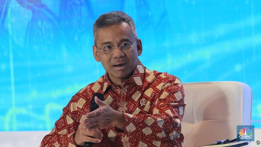 Menteri Investasi dan Hilirisasi / Kepala BKPM, Rosan Roeslani menyampaikan pemaparan dalam acara CNBC Indonesia Economic Outlook 2025 di Hotel Westin, Jakarta, Rabu (26/2/2025). (CNBC Indonesia/Muhammad Sabki)