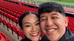 Foto Yura Yunita Kunjungi Old Traffod, Pakai Jersey MU Yura Yunited