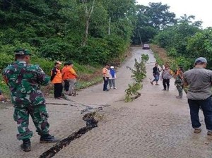 Hujan Deras di OKU, Rumah Warga Nyaris Amblas dan Jalan Retak