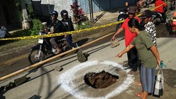 Sinkhole Sedalam 8 Meter Muncul di Tulungagung