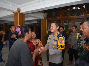 Kapolres Gresik Salurkan Bantuan ke Korban Banjir di Driyorejo