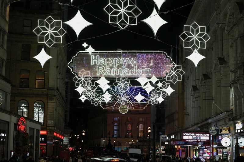 Lampu hias dinyalakan di pusat kota London untuk merayakan dimulainya Ramadan, Inggris, 26 Februari 2025. (REUTERS/Temilade Adelaja)