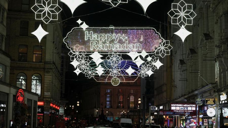 Lampu hias dinyalakan di pusat kota London untuk merayakan dimulainya Ramadan, Inggris, 26 Februari 2025. (REUTERS/Temilade Adelaja)