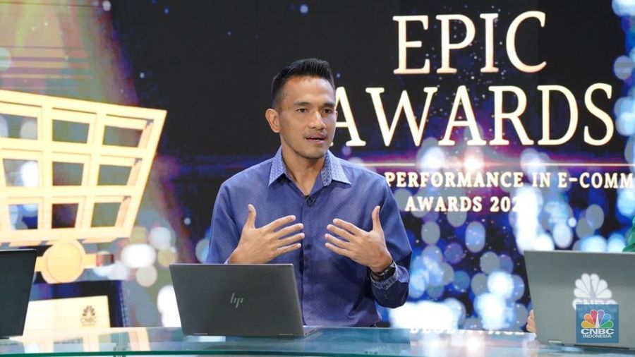 Co-Founder & CEO PT Telunjuk Komputasi Indonesia, Hanindia Narendrata menyampaikan paparan dalam CNBC Indonesia Epic Awards di Jakarta, Kamis (27/2/2025). (CNBC Indonesia/Tias Budiarto)