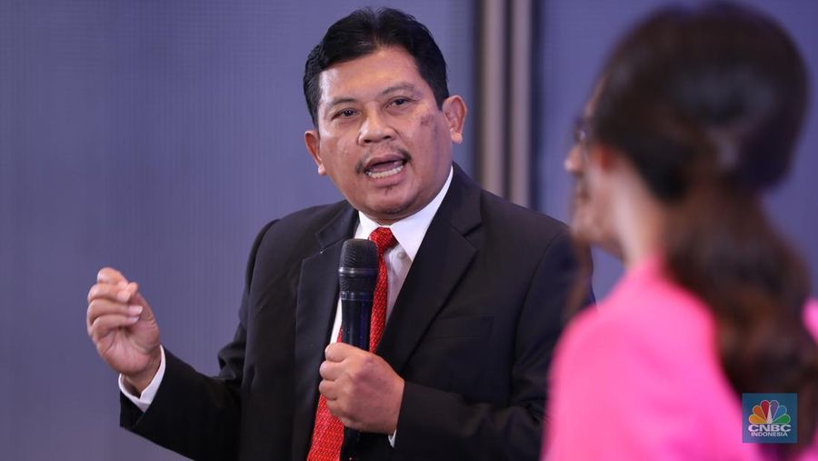 Direktur Utama BPJS Kesehatan, Ali Ghufron Mukti menyampaikan paparan dalam CNBC Indonesia Insurance Forum di Jakarta, Kamis (27/2/2025). (CNBC Indonesia/Tri Susilo)