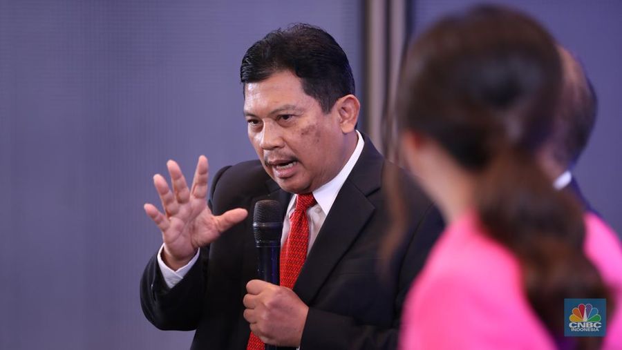 Direktur Utama BPJS Kesehatan, Ali Ghufron Mukti menyampaikan paparan dalam CNBC Indonesia Insurance Forum di Jakarta, Kamis (27/2/2025). (CNBC Indonesia/Tri Susilo)