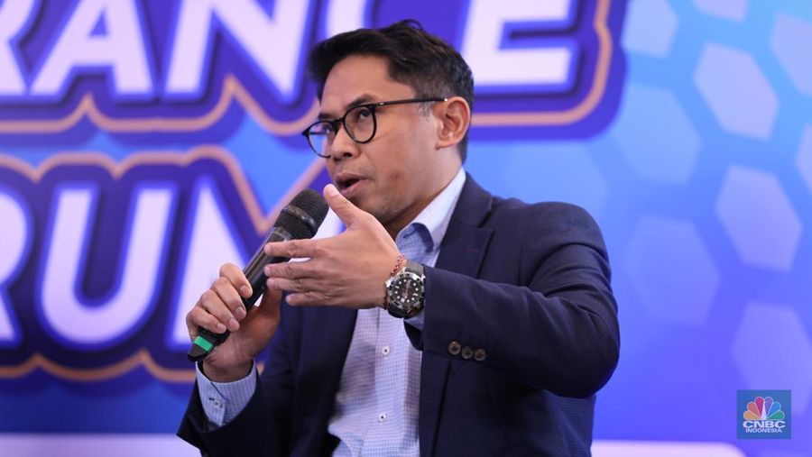 Direktur Utama BRI Life, Aris Hartanto menyampaikan paparan dalam CNBC Indonesia Insurance Forum di Jakarta, Kamis (27/2/2025). (CNBC Indonesia/Tri Susilo)