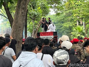 Ratusan Massa GRIB Jaya Jatim Tolak Eksekusi Rumah di Dr. Soetomo Surabaya