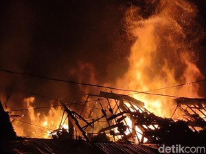 Sejumlah Kios di Pasar Manis Ciamis Terbakar