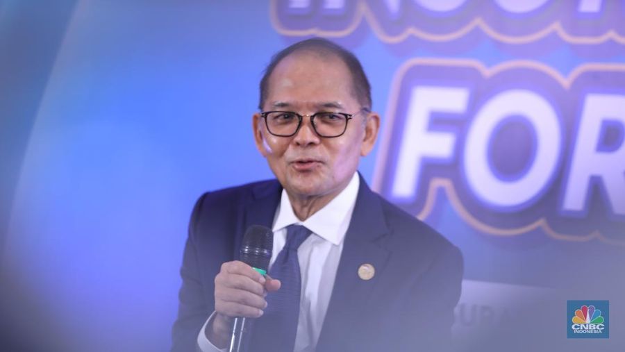 Kepala Eksekutif Pengawas Perasuransian, Penjaminan, dan Dana Pensiun OJK, Ogi Prastomiyono menyampaikan paparan dalam CNBC Indonesia Insurance Forum di Jakarta, Kamis (27/2/2025). (CNBC Indonesia/Tri Susilo)