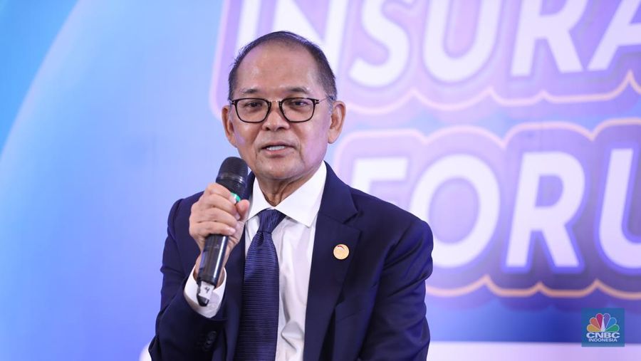 Kepala Eksekutif Pengawas Perasuransian, Penjaminan, dan Dana Pensiun OJK, Ogi Prastomiyono menyampaikan paparan dalam CNBC Indonesia Insurance Forum di Jakarta, Kamis (27/2/2025). (CNBC Indonesia/Tri Susilo)
