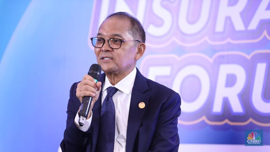 Kepala Eksekutif Pengawas Perasuransian, Penjaminan, dan Dana Pensiun OJK, Ogi Prastomiyono menyampaikan paparan dalam CNBC Indonesia Insurance Forum di Jakarta, Kamis (27/2/2025). (CNBC Indonesia/Tri Susilo)