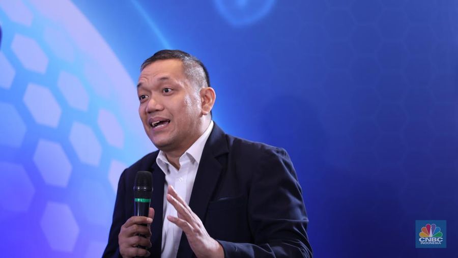 Ketua Umum Dewan Asuransi Indonesia (DAI), Yulius Bhayangkara menyampaikan paparan dalam CNBC Indonesia Insurance Forum di Jakarta, Kamis (27/2/2025). (CNBC Indonesia/Tri Susilo)