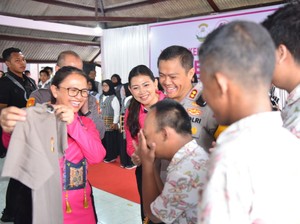 Ketum Bhayangkari Kunjungi SLB di Gresik, Tinjau Makan Bergizi-Beri Semangat