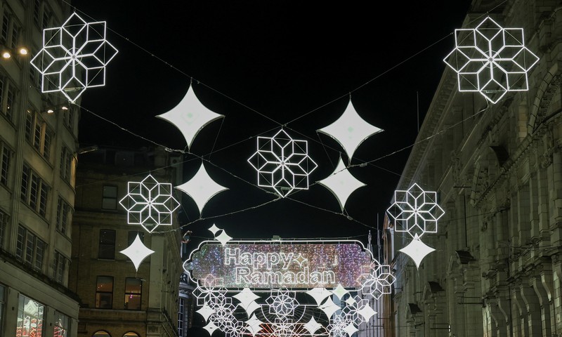 Lampu hias dinyalakan di pusat kota London untuk merayakan dimulainya Ramadan, Inggris, 26 Februari 2025. Lampu hias dinyalakan di pusat kota London untuk merayakan dimulainya Ramadan, Inggris, 26 Februari 2025. (REUTERS/Temilade Adelaja)