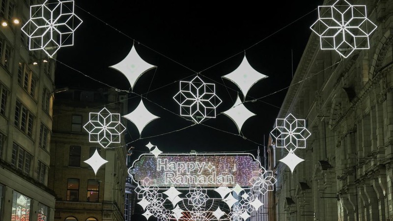 Lampu hias dinyalakan di pusat kota London untuk merayakan dimulainya Ramadan, Inggris, 26 Februari 2025. (REUTERS/Temilade Adelaja)