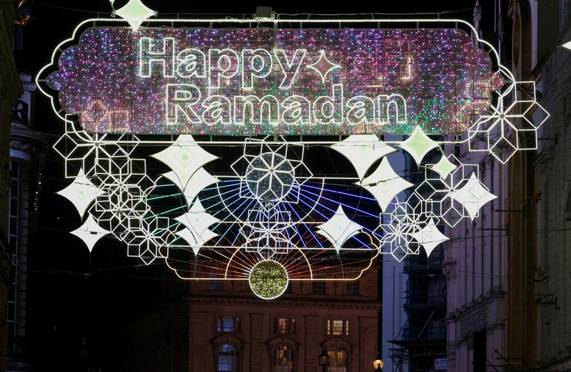 Lampu hias dinyalakan di pusat kota London untuk merayakan dimulainya Ramadan, Inggris, 26 Februari 2025. Lampu hias dinyalakan di pusat kota London untuk merayakan dimulainya Ramadan, Inggris, 26 Februari 2025. (REUTERS/Temilade Adelaja)