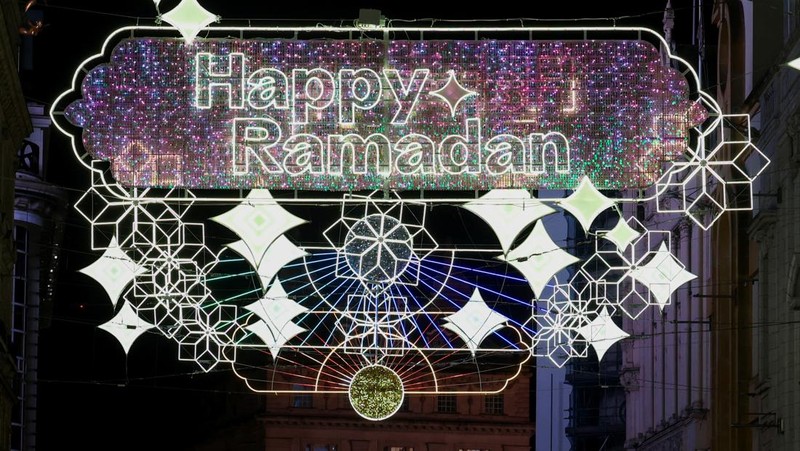 Lampu hias dinyalakan di pusat kota London untuk merayakan dimulainya Ramadan, Inggris, 26 Februari 2025. (REUTERS/Temilade Adelaja)