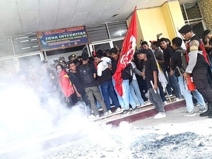 Mahasiswa Aksi Tolak Pemangkasan Anggaran Pendidikan di DPRD NTT