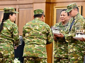 Momen Prabowo Beri Kue Ulang Tahun ke Wali Kota Singkawang-Depok di Retret
