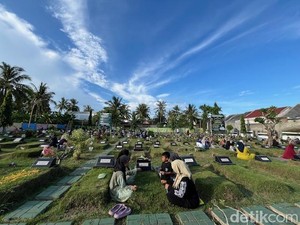 Pakar Antropologi Unair Sebut Ada Pergeseran Tradisi Nyekar Saat Ini, Seperti Apa?