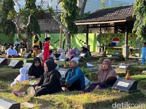 Ribuan Peziarah Nyekar ke TPU Taman Surga Banyuwangi Jelang Ramadan
