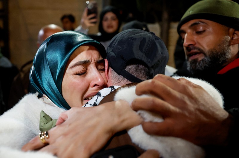 Warga Israel mengibarkan bendera Israel saat konvoi yang membawa peti jenazah Shiri, 32 tahun, dan kedua anaknya Kfir, 9 bulan, dan Ariel, 4 tahun, dari keluarga Bibas, yang diculik dari rumah mereka di Kibbutz Nir Oz selama serangan mematikan pada 7 Oktober 2023 oleh Hamas dan kemudian dibunuh di Gaza, berjalan sebagai bagian dari prosesi pemakaman mereka di Ashkelon, Israel, 26 Februari 2025. Warga Israel mengibarkan bendera Israel saat konvoi yang membawa peti jenazah Shiri, 32 tahun, dan kedua anaknya Kfir, 9 bulan, dan Ariel, 4 tahun, dari keluarga Bibas, yang diculik dari rumah mereka di Kibbutz Nir Oz selama serangan mematikan pada 7 Oktober 2023 oleh Hamas dan kemudian dibunuh di Gaza, berjalan sebagai bagian dari prosesi pemakaman mereka di Ashkelon, Israel, 26 Februari 2025. (REUTERS/Amir Cohen)