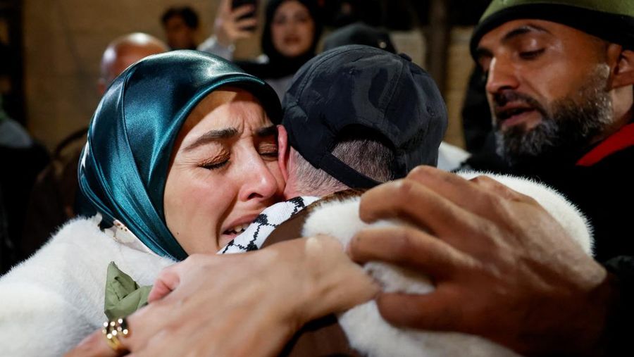 Warga Israel mengibarkan bendera Israel saat konvoi yang membawa peti jenazah Shiri, 32 tahun, dan kedua anaknya Kfir, 9 bulan, dan Ariel, 4 tahun, dari keluarga Bibas, yang diculik dari rumah mereka di Kibbutz Nir Oz selama serangan mematikan pada 7 Oktober 2023 oleh Hamas dan kemudian dibunuh di Gaza, berjalan sebagai bagian dari prosesi pemakaman mereka di Ashkelon, Israel, 26 Februari 2025. (REUTERS/Amir Cohen)