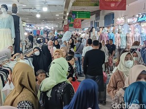 Pasar Tanah Abang Penuh Sesak Jelang Puasa! Pengunjung Sampai Susah Lewat