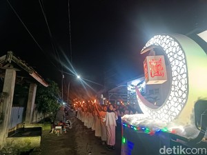 Meriah! Pawai Obor Sambut Ramadan di Praya Berhadiah Kambing