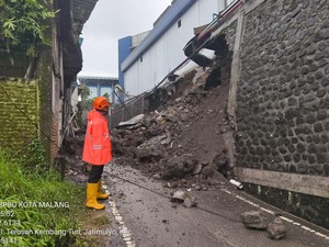 Seorang Warga Sempat Terjebak Saat Plengsengan Kampus Polinema Ambrol