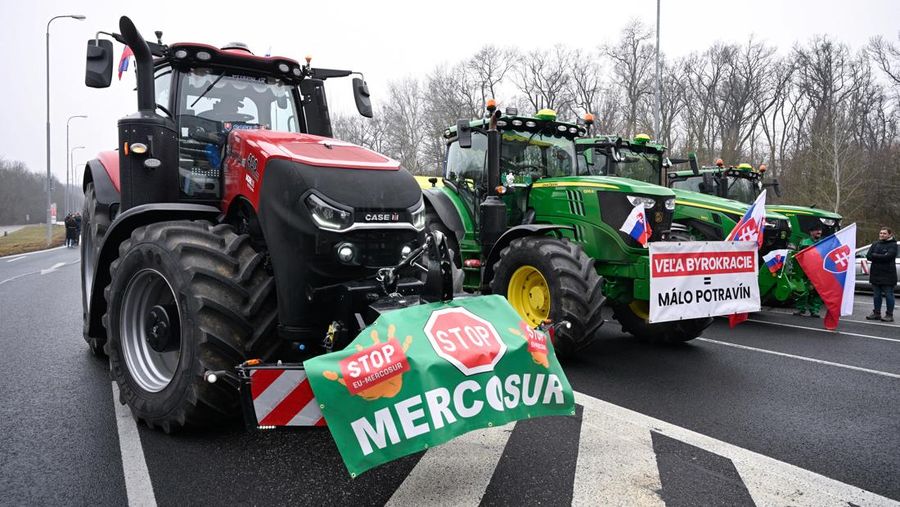 Petani melakukan aksi unjuk rasa menolak impor murah non-Uni Eropa (UE) di kota Holic, Slovakia, Kamis (27/2/2025). (REUTERS/Radovan Stoklasa0