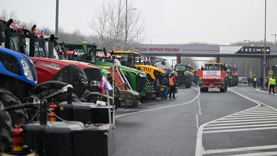 Petani melakukan aksi unjuk rasa menolak impor murah non-Uni Eropa (UE) di kota Holic, Slovakia, Kamis (27/2/2025). (REUTERS/Radovan Stoklasa0