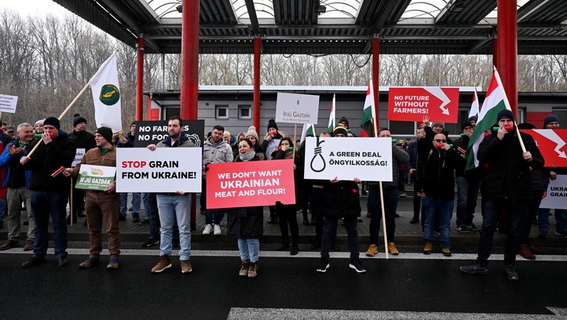 Petani melakukan aksi unjuk rasa menolak impor murah non-Uni Eropa (UE) di kota Holic, Slovakia, Kamis (27/2/2025). (REUTERS/Radovan Stoklasa0