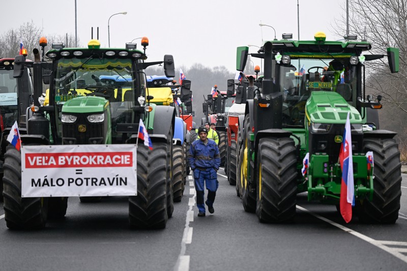Petani melakukan aksi unjuk rasa menolak impor murah non-Uni Eropa (UE) di kota Holic, Slovakia, Kamis (27/2/2025). (REUTERS/Radovan Stoklasa0 Petani melakukan aksi unjuk rasa menolak impor murah non-Uni Eropa (UE) di kota Holic, Slovakia, Kamis (27/2/2025). (REUTERS/Radovan Stoklasa0