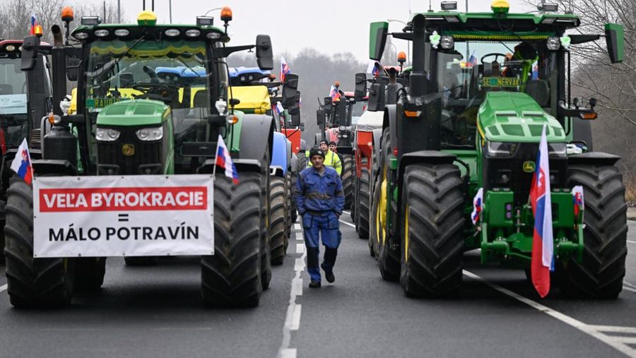 Petani melakukan aksi unjuk rasa menolak impor murah non-Uni Eropa (UE) di kota Holic, Slovakia, Kamis (27/2/2025). (REUTERS/Radovan Stoklasa0