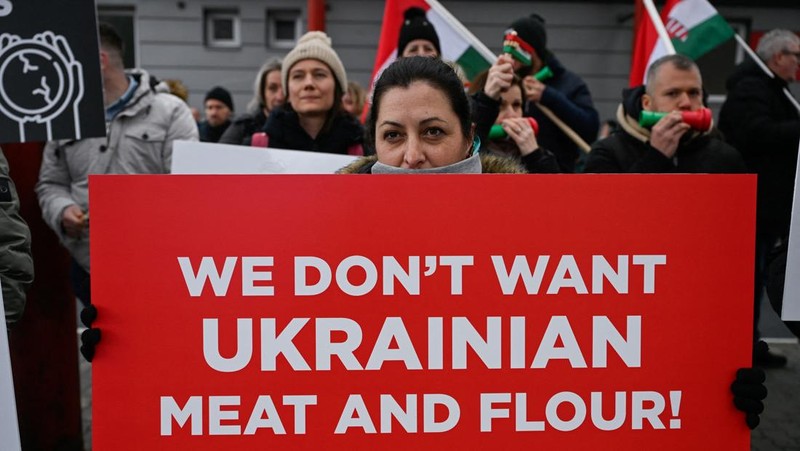 Petani melakukan aksi unjuk rasa menolak impor murah non-Uni Eropa (UE) di kota Holic, Slovakia, Kamis (27/2/2025). (REUTERS/Radovan Stoklasa0