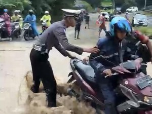 Akses Jalan Padang-Pekanbaru di Limapuluh Kota Sudah Bisa Dilalui Pasca Longsor