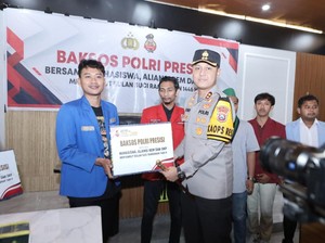 Polisi Lamongan Bareng Mahasiswa Gelar Bakti Sosial Bagikan 300 Paket Sembako