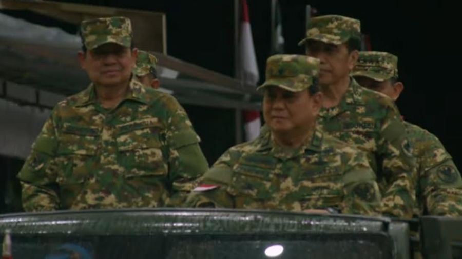 Presiden Prabowo Subianto dampingi Presiden RI Ke 7 Joko Widodo dan Presiden RI Ke - 6 Susilo Bambang Yudhoyonopacara Parade Senja dan Penurunan bendera merah putih dilakukan pada pukul 6.00 WIB saat retret kepala daerah di Akademi Militer, Magelang, Jawa Tengah, Rabu (27/2/2025). (YouTube/Sekretariat Presiden)