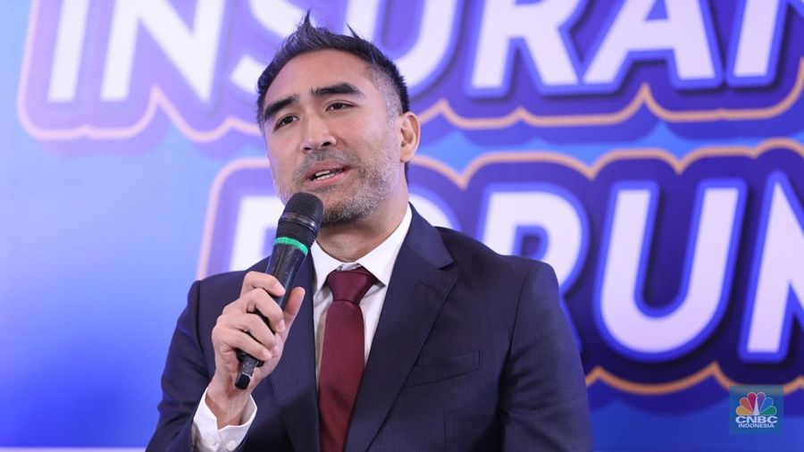 President Director Prudential Syariah, Iskandar Ezzahuddin menyampaikan paparan dalam CNBC Indonesia Insurance Forum di Jakarta, Kamis (27/2/2025). (CNBC Indonesia/Tri Susilo)