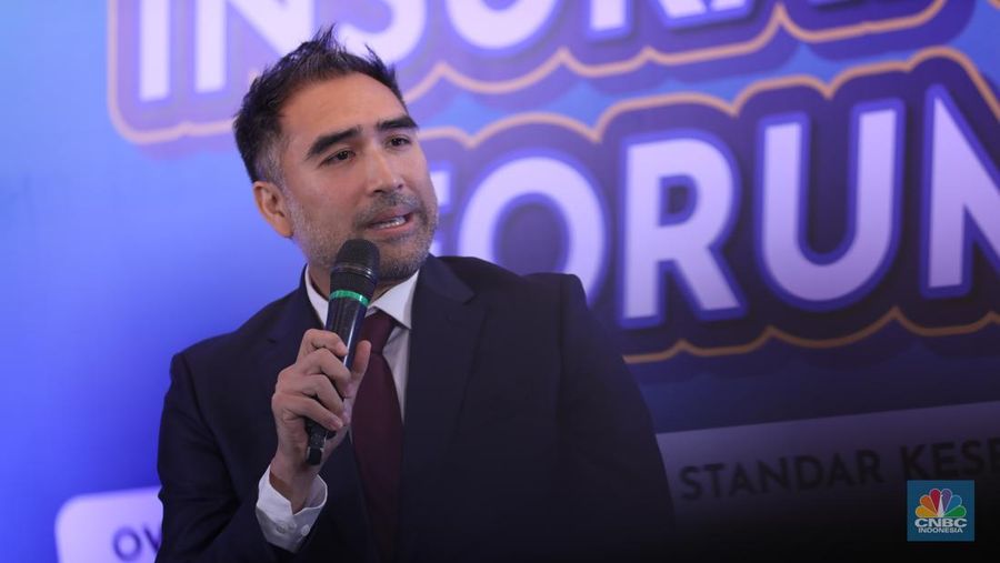 President Director Prudential Syariah, Iskandar Ezzahuddin menyampaikan paparan dalam CNBC Indonesia Insurance Forum di Jakarta, Kamis (27/2/2025). (CNBC Indonesia/Tri Susilo)