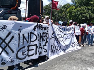 Mahasiswa Geruduk DPRD Lombok Timur, Tuntut RUU Perampasan Aset Disahkan