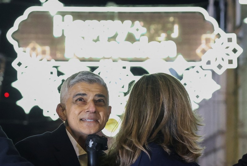 Lampu hias dinyalakan di pusat kota London untuk merayakan dimulainya Ramadan, Inggris, 26 Februari 2025. (REUTERS/Temilade Adelaja)