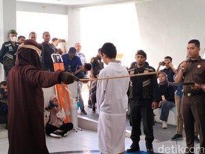 Pasangan Gay di Aceh Dicambuk 82 dan 77 Kali