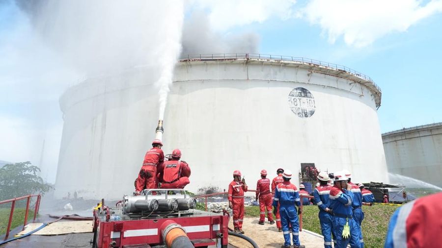 Salah satu tangki di Kilang Cilacap yang dioperasikan PT Kilang Pertamina Internasional mengalami kebakaran, Kamis (27/2/2025). (Dok. PT Kilang Pertamina Internasional)