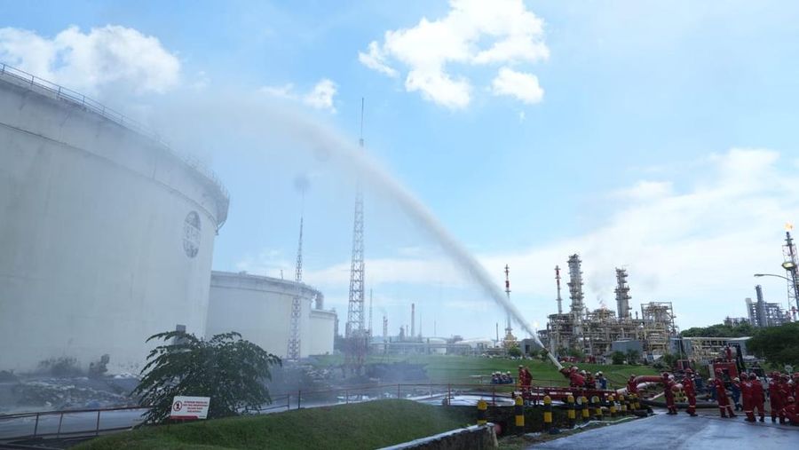 Salah satu tangki di Kilang Cilacap yang dioperasikan PT Kilang Pertamina Internasional mengalami kebakaran, Kamis (27/2/2025). (Dok. PT Kilang Pertamina Internasional)