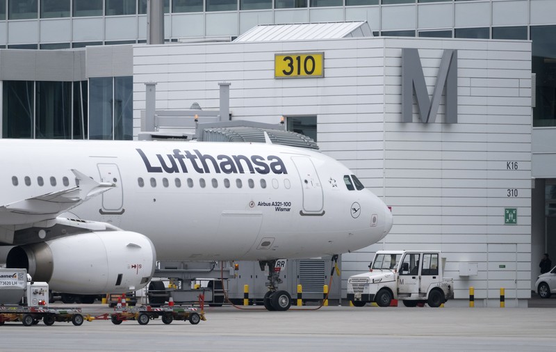 Terminal keberangkatan bandara Franz-Josef-Strauss di Munich terlihat kosong saat pekerja sektor publik dan staf lapangan memulai aksi mogok dua hari setelah negosiasi upah berakhir tanpa hasil di Munich, Jerman, Kamis (27/2/2025). (REUTERS/Ayhan Uyanik) Terminal keberangkatan bandara Franz-Josef-Strauss di Munich terlihat kosong saat pekerja sektor publik dan staf lapangan memulai aksi mogok dua hari setelah negosiasi upah berakhir tanpa hasil di Munich, Jerman, Kamis (27/2/2025). (REUTERS/Ayhan Uyanik)