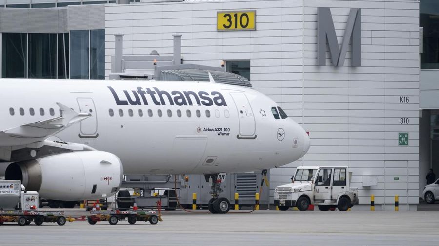 Terminal keberangkatan bandara Franz-Josef-Strauss di Munich terlihat kosong saat pekerja sektor publik dan staf lapangan memulai aksi mogok dua hari setelah negosiasi upah berakhir tanpa hasil di Munich, Jerman, Kamis (27/2/2025). (REUTERS/Ayhan Uyanik)