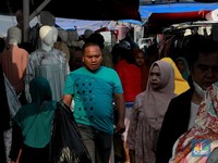 Warga RI Makan Tabungan Saat Ramadan, THR PNS & Ojol Jadi Harapan